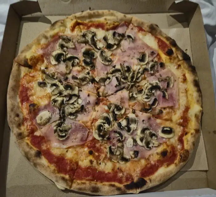 Pizza z szynką i pieczarkami w kartonie
