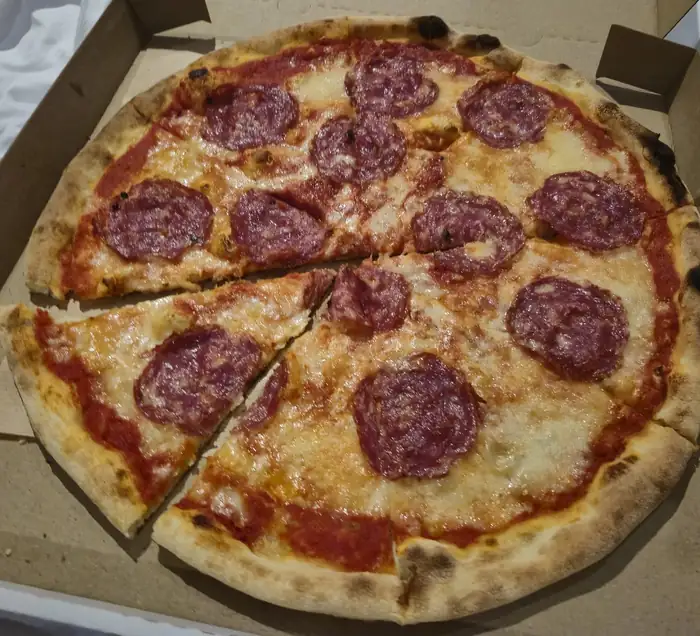 Pizza z salami w kartonie
